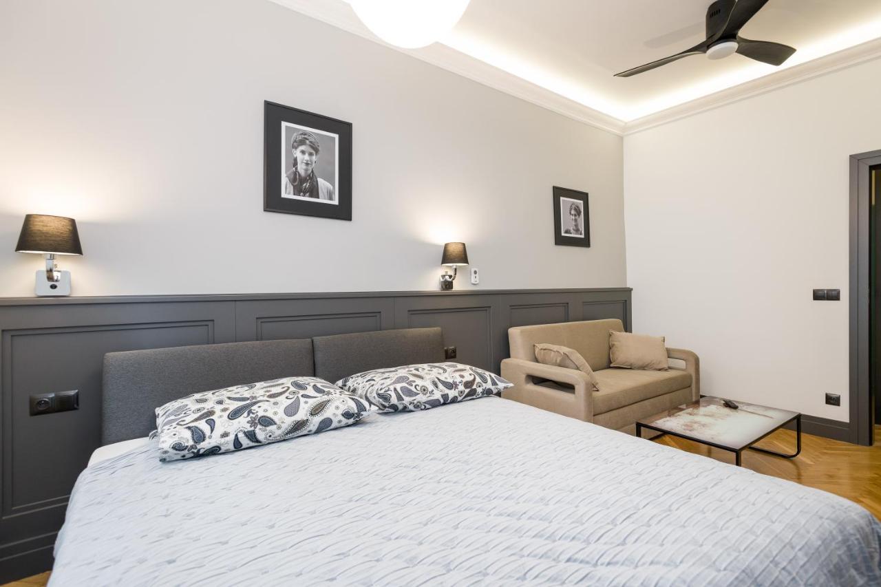 Luxury Apartment At The Main Square Krakow Bagian luar foto